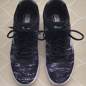 Skecher’s Gostep with Goga mat, women’s size 9